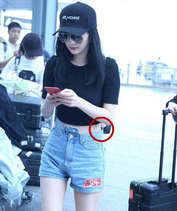 热巴有水蛇腰,杨幂有蛇精腰,却比不过赵丽颖的