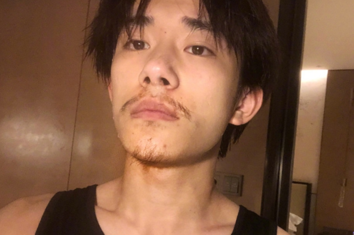 为高考蓄须明志?易烊千玺穿黑背心留胡子,男大