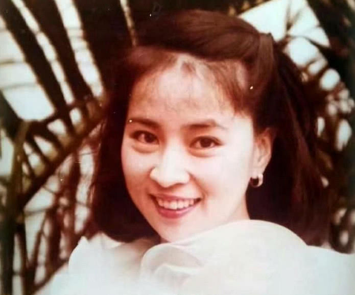 林凤娇年轻时照片曝光：原来这么漂亮，怪不得成龙会心动！
