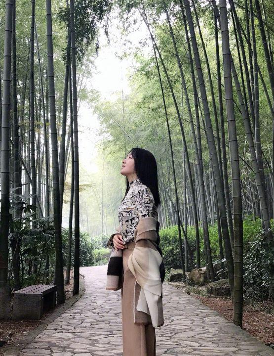 禅意人生,47岁杨钰莹清晨晒美照,置身于大自然的怀抱诗意而唯美