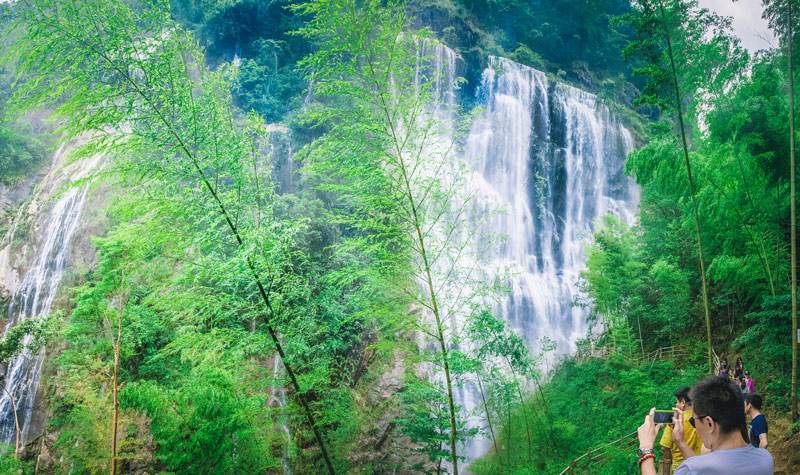 广州有个大瀑布,媲美黄果树瀑布,广东妹子喜欢去避暑