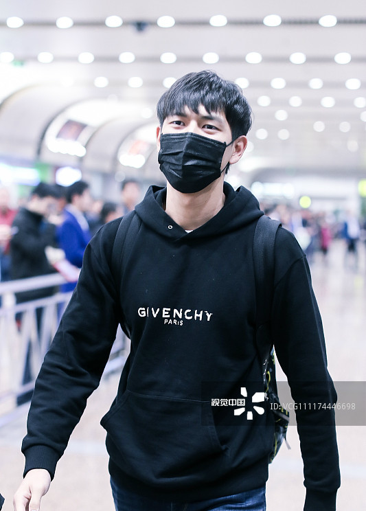 李现街拍,Givenchy帽衫Puma老爹鞋简约帅气