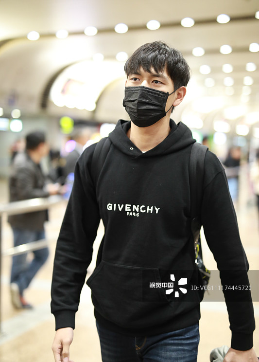 李现街拍,Givenchy帽衫Puma老爹鞋简约帅气