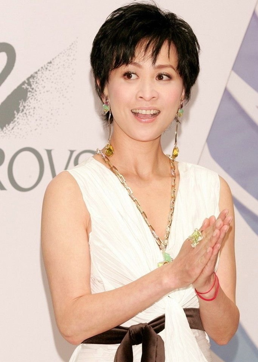 刘晓庆短发亮相,傲人上围吸睛,网友吐槽:有两个刘嘉玲