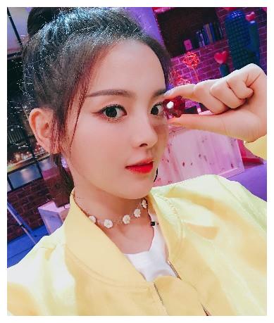 年的冯提莫碰到杨超越, 网友: 终于知道什么是佛