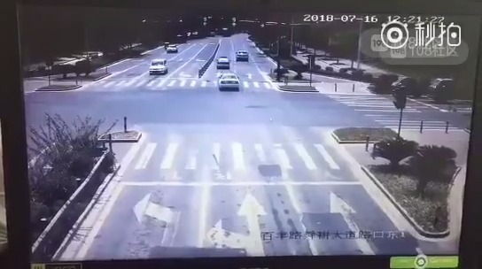 交通安全  电动车闯红灯被撞，唉，电动车都当自己是坦克吗  ​