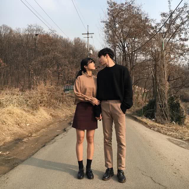 3对韩国人气情侣日常穿搭大公开,色系呼应增加甜蜜度指数