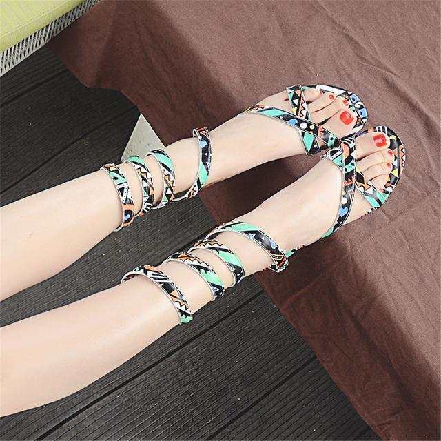 别追明星凉鞋了! 环绕设计蛇形凉鞋,修饰性感