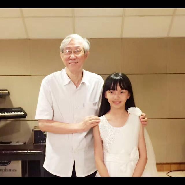 童星余菲菲原创歌曲《手机爸爸》全网首发，唱出了零零后的心声！