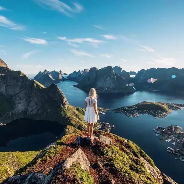 人生至少冲动两次，一次为奋不顾身的爱情，一次为说走就走的旅行