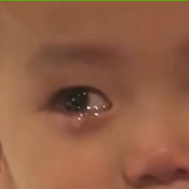 2岁的小男孩,委屈中依然含泪坚持不哭出声