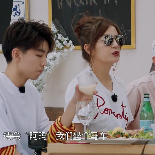 《中餐厅2》赵薇带张铁林和员工做马车,有谁注意到车上这几个人