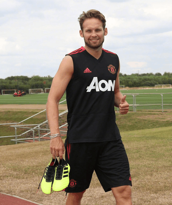 曼联发布季前训练照,桑切斯球衣号码引猜疑!