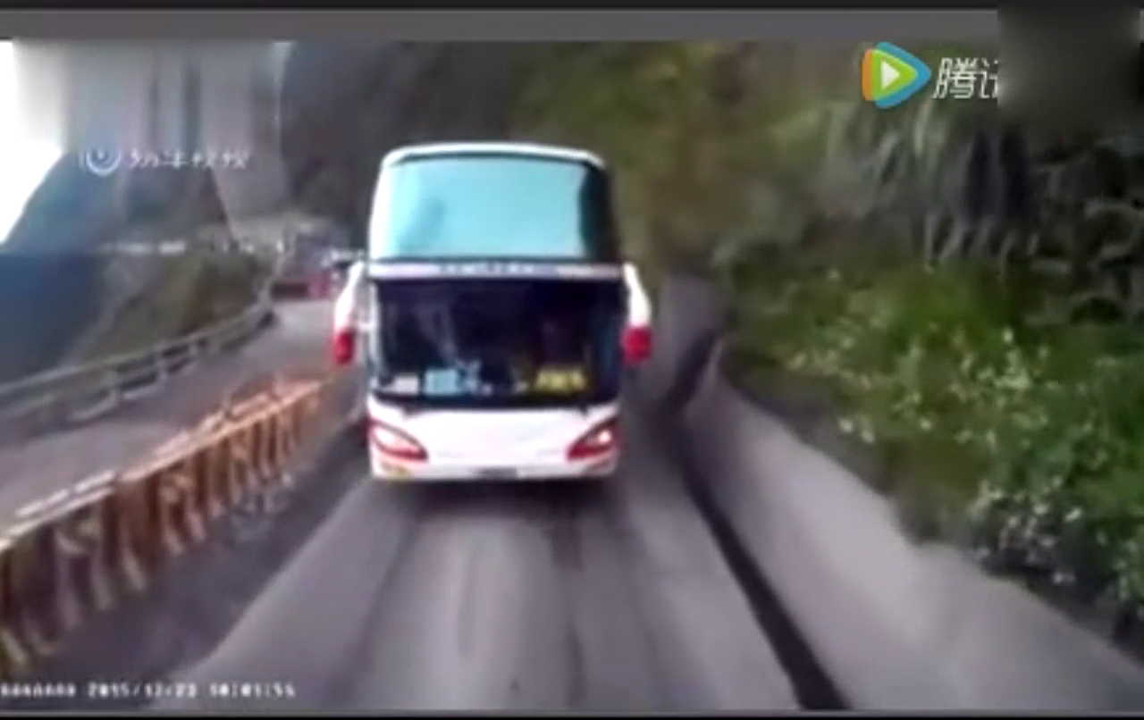 SUV勇敢逆行，被视频车一路紧逼