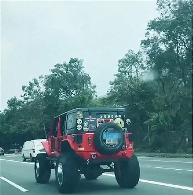 湖北一高速偶遇46万牧马人,本不会注意,但车门