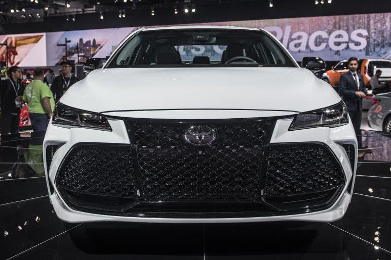 前驱版“皇冠”即将来袭，颜值逆天配混动，车长近5米+8AT！