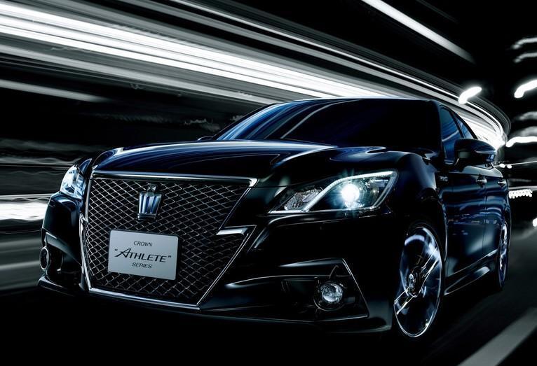 新款皇冠内饰高端大气, 车身线条优美且动力充沛