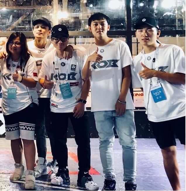 郑爽新男友张恒发微博晒出正面照,网友:颜值碾