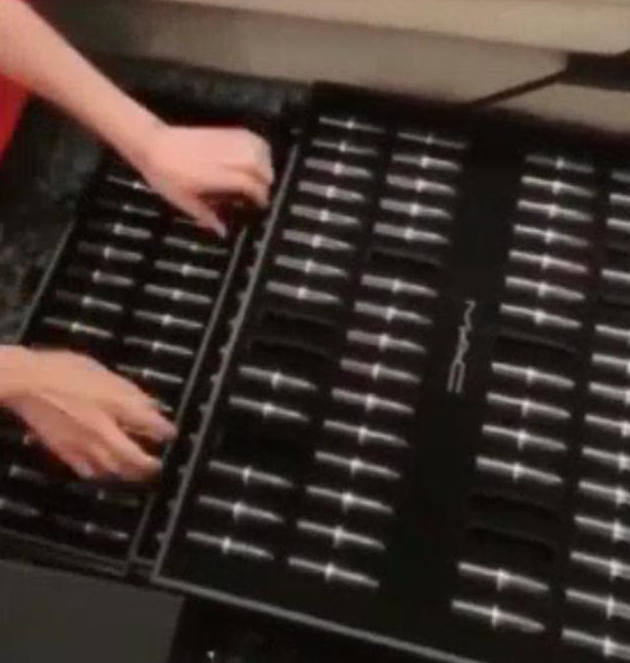 吴昕素颜直播出糗，用嘴咬瓶盖五官都扭曲了