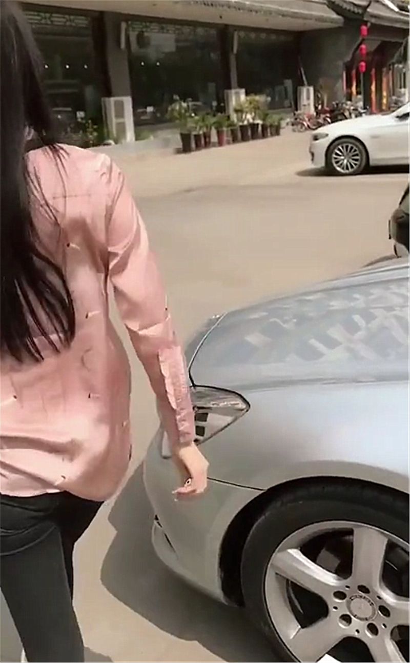 酒店偶遇66万奔驰,本不会多瞧一看,但女车主身材实在太吸睛!