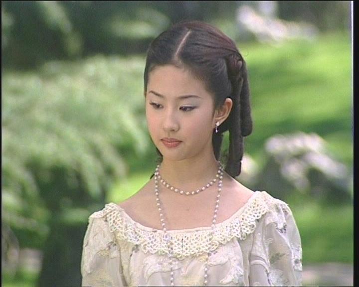 2002年出演《金粉世家》中白秀珠一角步入演艺圈.