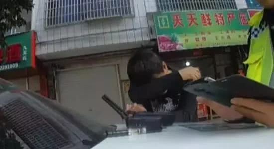 肠子都悔青咯!河池出租车司机被查,交警一句话