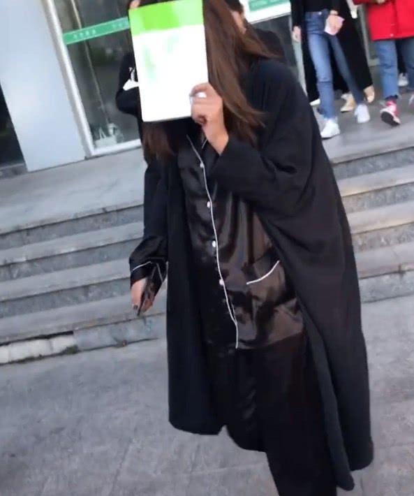 女生穿“睡衣”去上课，看到脚的一刹那，网友：怪不得敢多次旷课