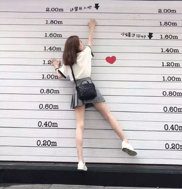 150和160的身高对比照,180和160的身高对比照 160的沈月撞上160的冯提莫, 晒照身高零差距, 都把网友当傻子!