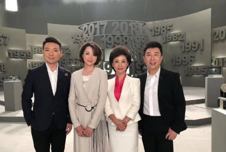 央视四大名嘴罕见合照，董卿瘦了很多，海霞身高让人意外