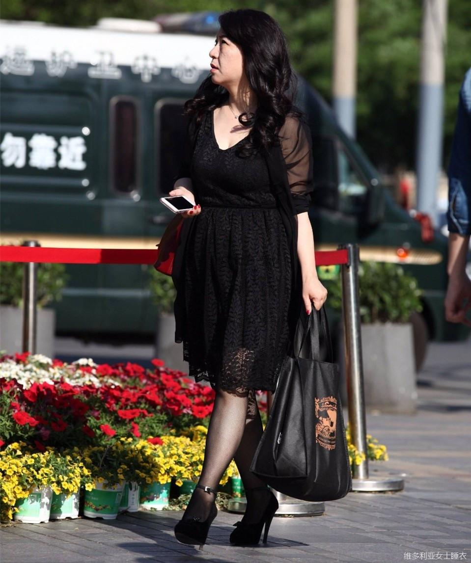 街拍蕾丝连衣裙大姐, 年龄不是问题, 关键是有味道