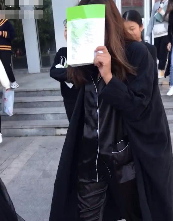 女生穿“睡衣”去上课，看到脚的一刹那，网友：怪不得敢多次旷课