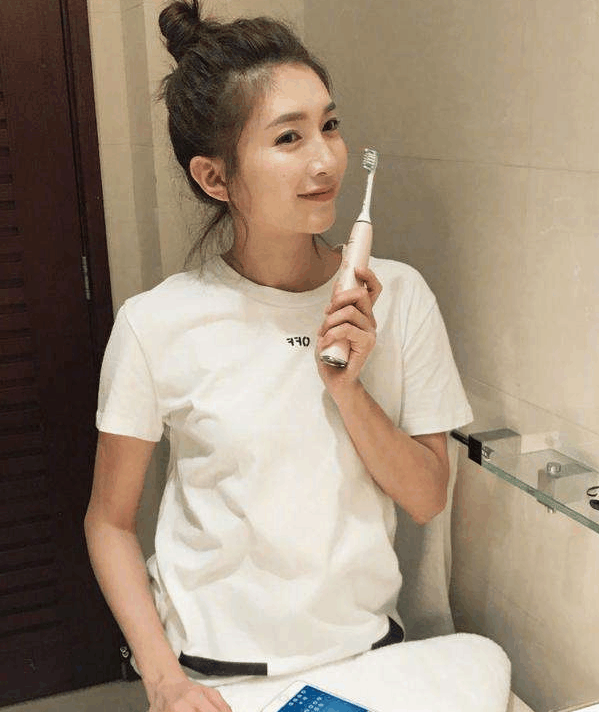 31岁江疏影出席活动, 不料中门大开, 网友: 真替