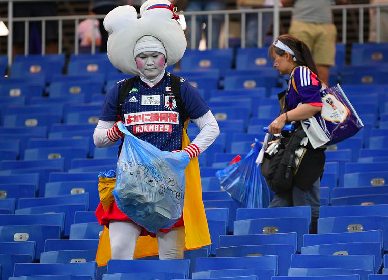 日本队值得尊敬!世界杯出局后主动打扫更衣室