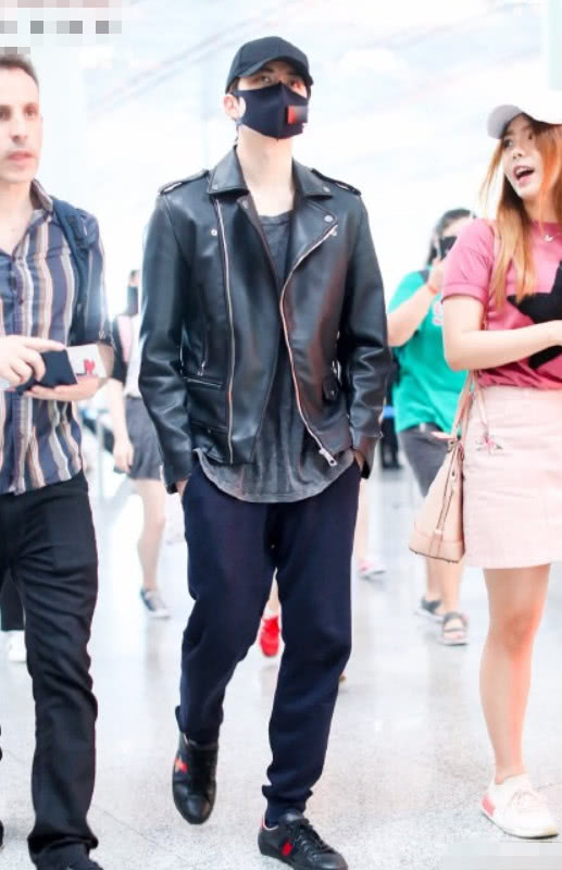 泰国吴亦凡现身机场一身酷帅走路带风网友:难怪赵薇是他的小迷妹