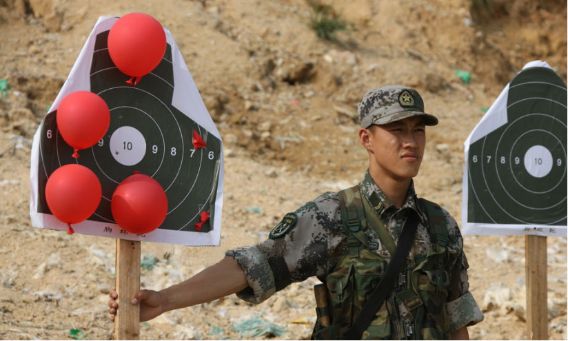 特种兵的“信任射击”训练项目，有多危险?子弹在耳边呼啸
