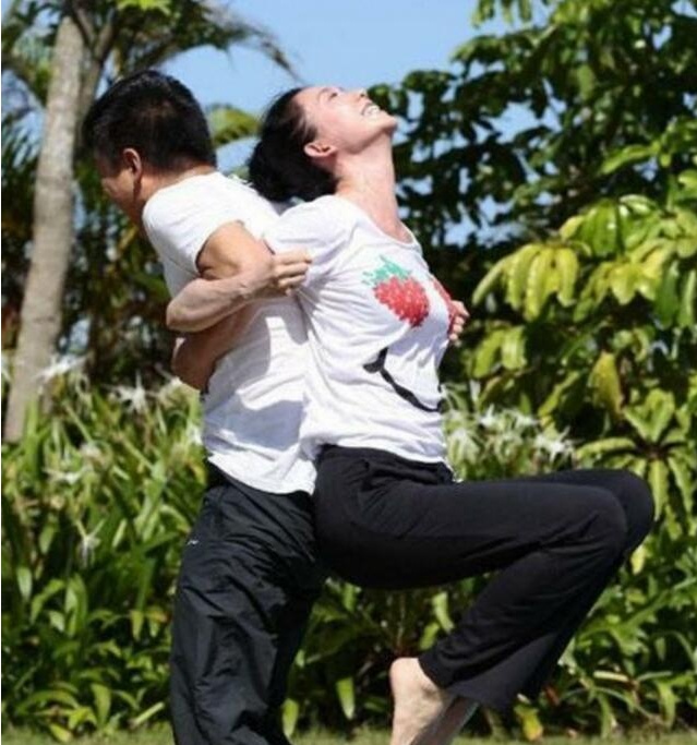 林志玲亲手指导黄渤练瑜伽,网友都被志玲姐姐