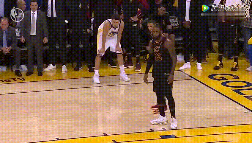 库里被詹姆斯大帽,喷起了垃圾话;tt怒怼格林,汤普森却