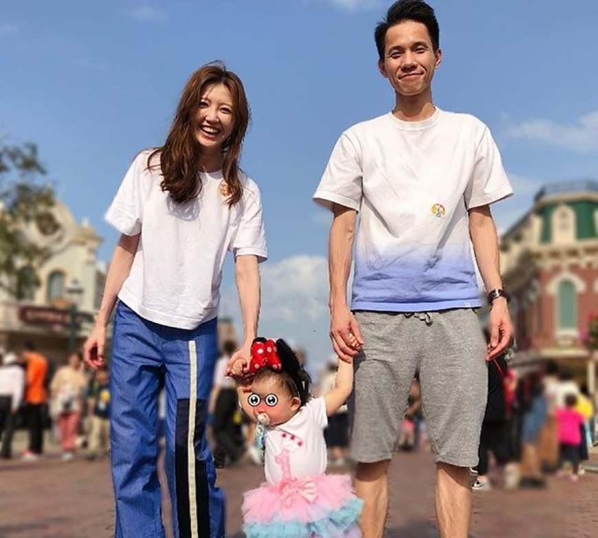 香港女歌手吴若希的生日蛋糕上写错名, 笑老公