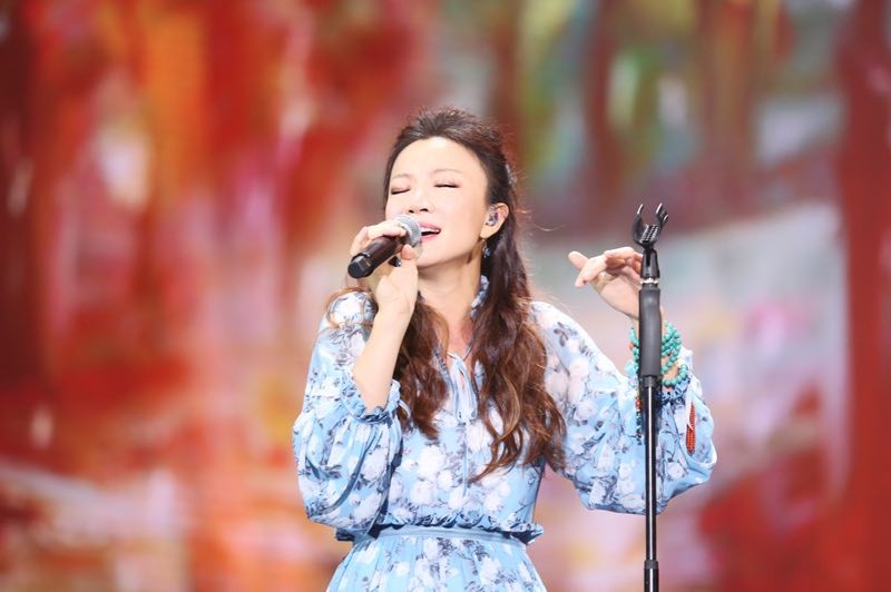 叶蓓荣获年度最佳创作女歌手 献上live现场演出