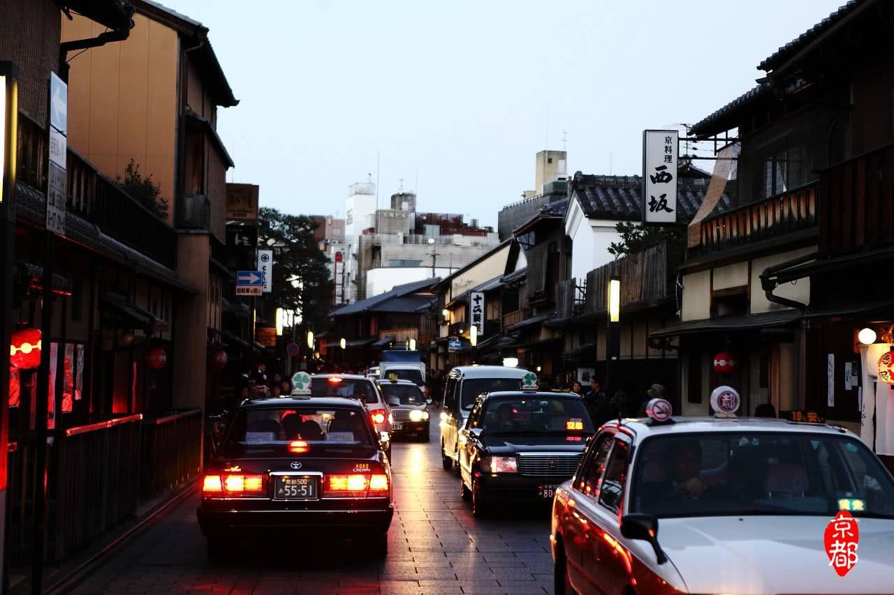 个国家被美国薅羊毛, 经济倒退20年, 但GDP仍