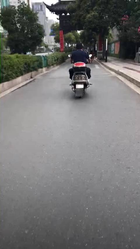 油电混动的汽车看过，油电混动的踏板车见过没？电动车牌照，没有排气管，但是...