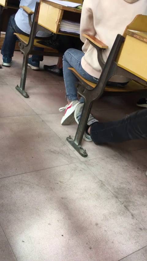 现在流行用脚亲了吗? 前边的同学的脚也蠢蠢欲动了!有故事 ?