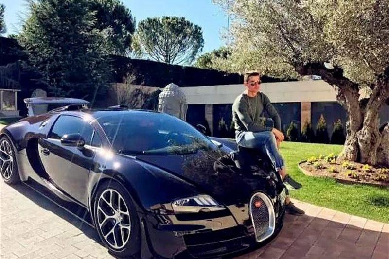 对于世界杯大牌球星来说 足球和汽车都不可或缺 C罗的座驾真豪！