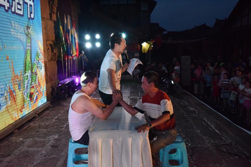 喝冰啤赏夜景游古镇看足球 2018大渡口古镇啤