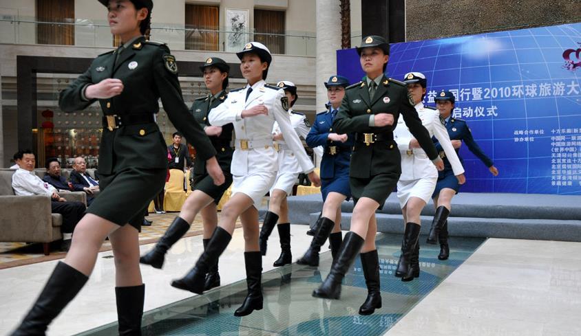 中国女兵在阅兵典礼上,为何穿丝袜?看完就明白了