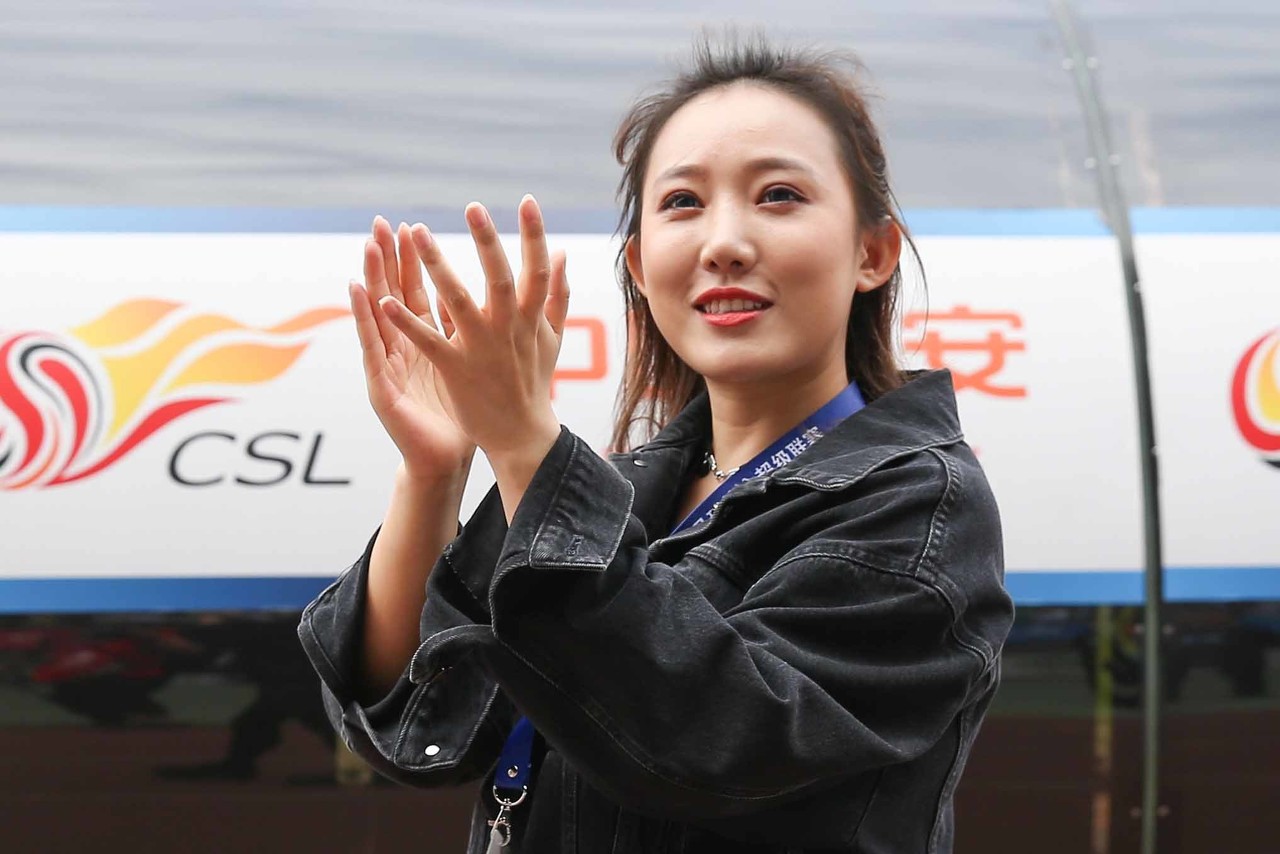 贵州恒丰女老板高调炫富！把队徽纹在大腿上，身边的闺蜜也火辣
