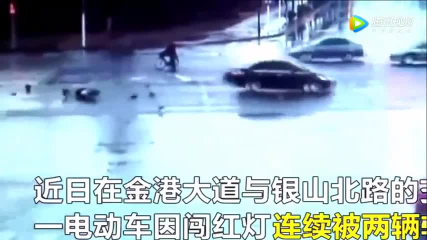 闯红灯的电动车让人没想到，接下来会遭到两辆轿车如此对待！