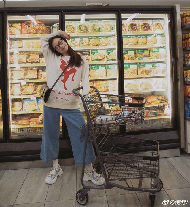 30岁倪妮穿米白色卫衣+阔腿牛仔裤,慵懒随性,