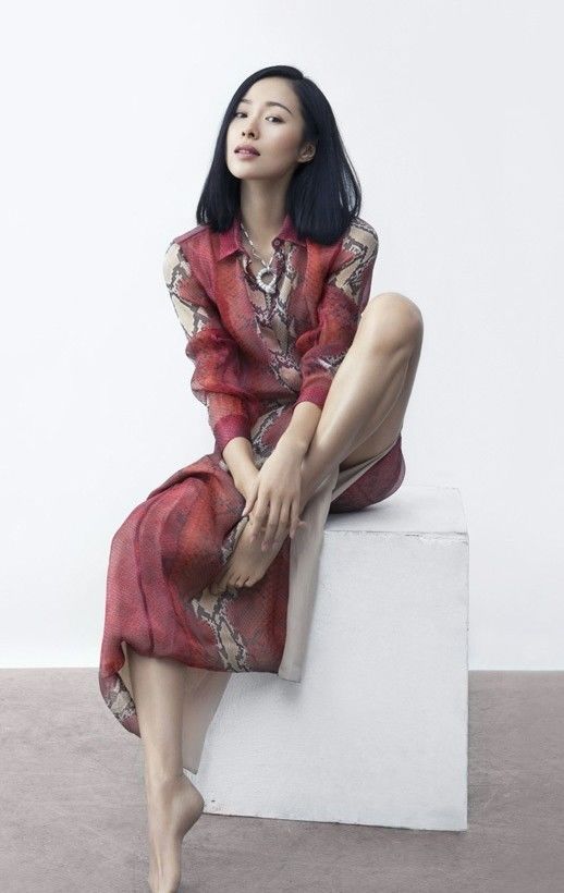 江一燕变身为性感女神,高开衩的设计大秀美腿,媚而不俗!