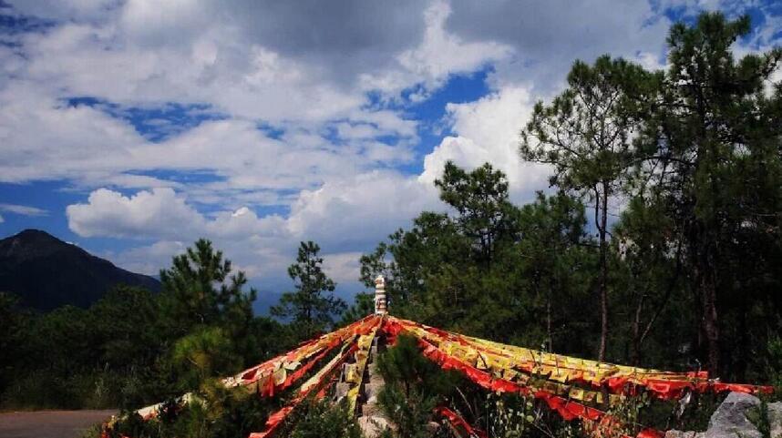 丽江文笔山由十二个景点组成, 以文峰寺为主要代表